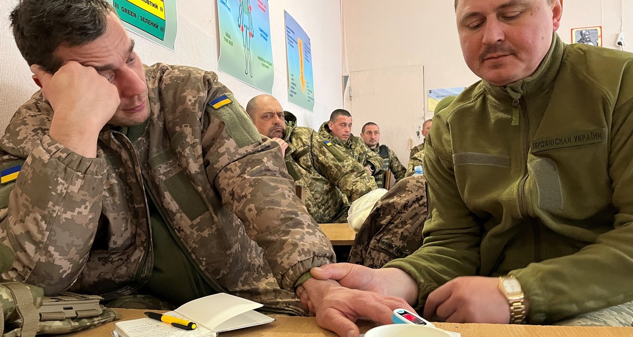 Los soldados ucranianos aprendiendo contenidos básicos de medicina para atender a sus compañeros.