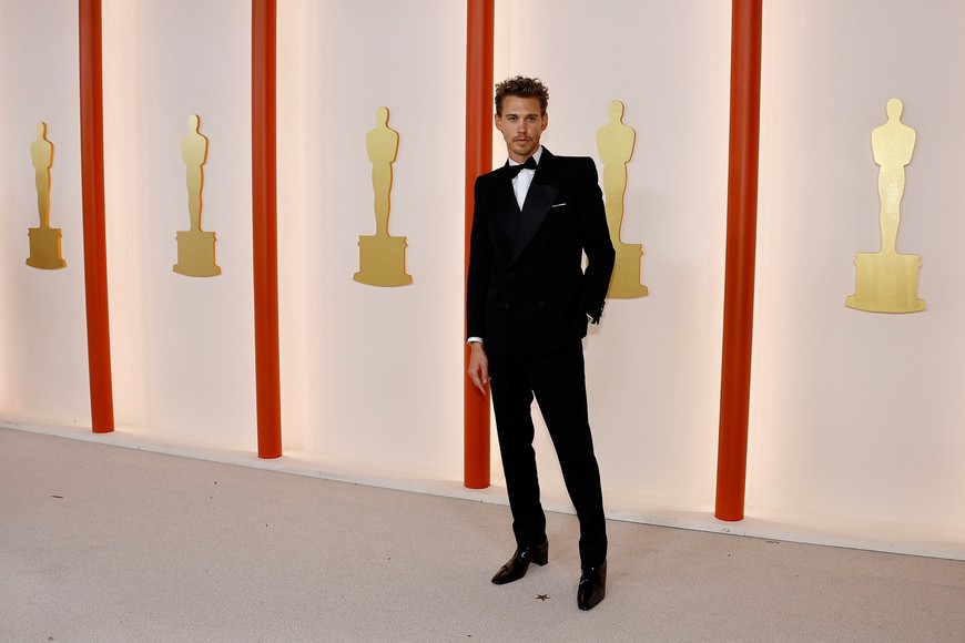 Austin Butler poses on the champagne-colored red carpet during the Oscars arrivals at the 95th Academy Awards in Hollywood, Los Angeles, California, U.S., March 12, 2023. REUTERS/Eric Gaillard