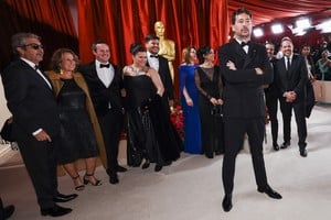 El elenco y el equipo de 'Argentina 1985' posan en la alfombra roja de color champán durante las llegadas de los Oscar a los 95 Premios de la Academia en Hollywood, los Ángeles, California, EE. UU., 12 de marzo de 2023. Foto: Reuters