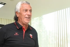 Néstor Gorosito DT de Colón. Créditos: Mauricio Garin