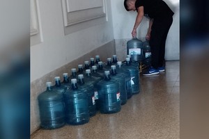 El movimiento habitual de bidones de agua de la sede del Gobierno Provincial. La empresa Aguas Santafesinas SA es propiedad del Estado.