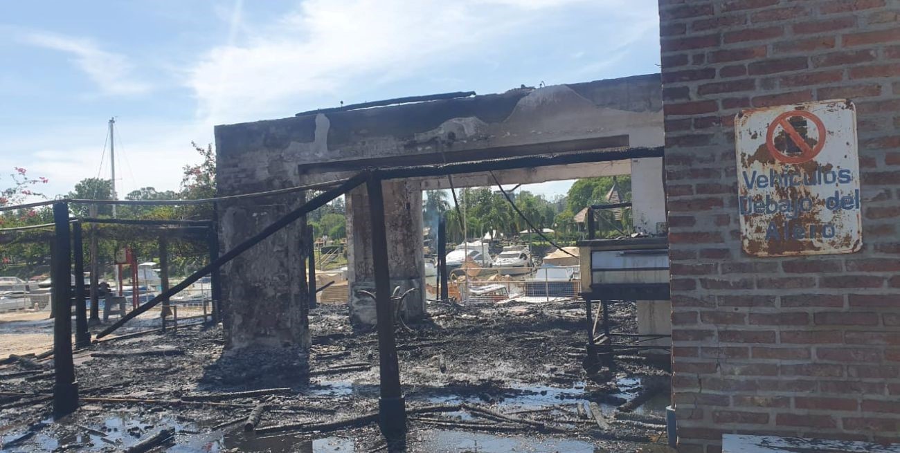 Se prendió fuego un quincho en el club Náutico de Paraná