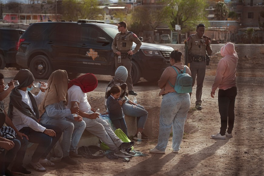 Migrantes ilegales detenidos por la policía de Texas tras cruzar la frontera. Crédito: Paul Ratje / Reuters