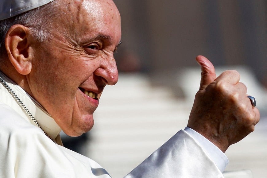 FILE PHOTO: Pope Francis gives thumbs up as he arrives for the weekly general audience at the Vatican, May 18, 2022. REUTERS/Guglielmo Mangiapane/File Photo