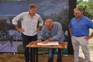 El intendente Emilio Jatón firmó junto a las empresas constructoras la adjudicación de las obras. Foto: Flavio Raina