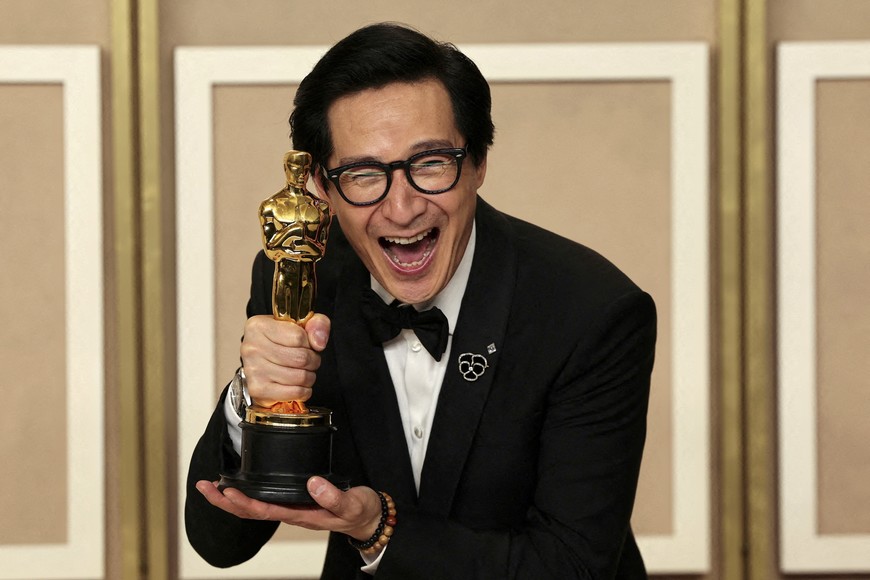 Best Supporting Actor Ke Huy Quan celebrates with his Oscar in the Oscars photo room at the 95th Academy Awards in Hollywood, Los Angeles, California, U.S., March 12, 2023.  REUTERS/Mike Blake     TPX IMAGES OF THE DAY