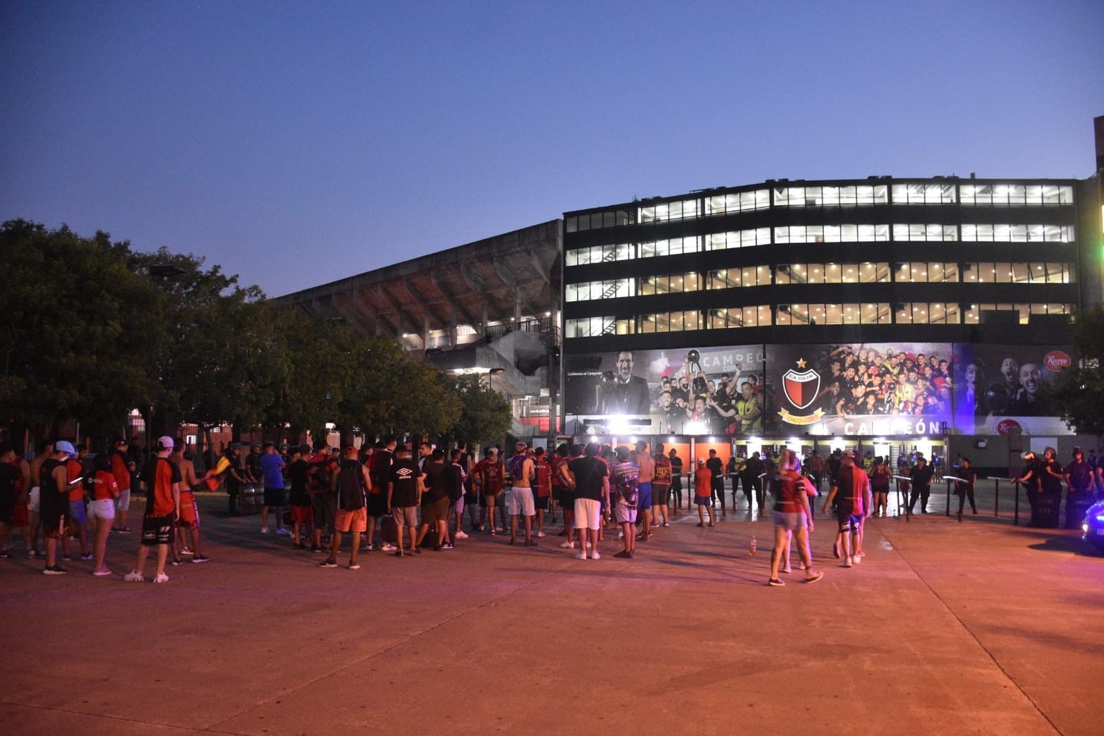 El Colón de Néstor Raúl Gorosito busca su primera alegría en el Cementerio de los Elefantes, desde las 21 de este lunes recibe al Newell's del "Gringo" Heinze.