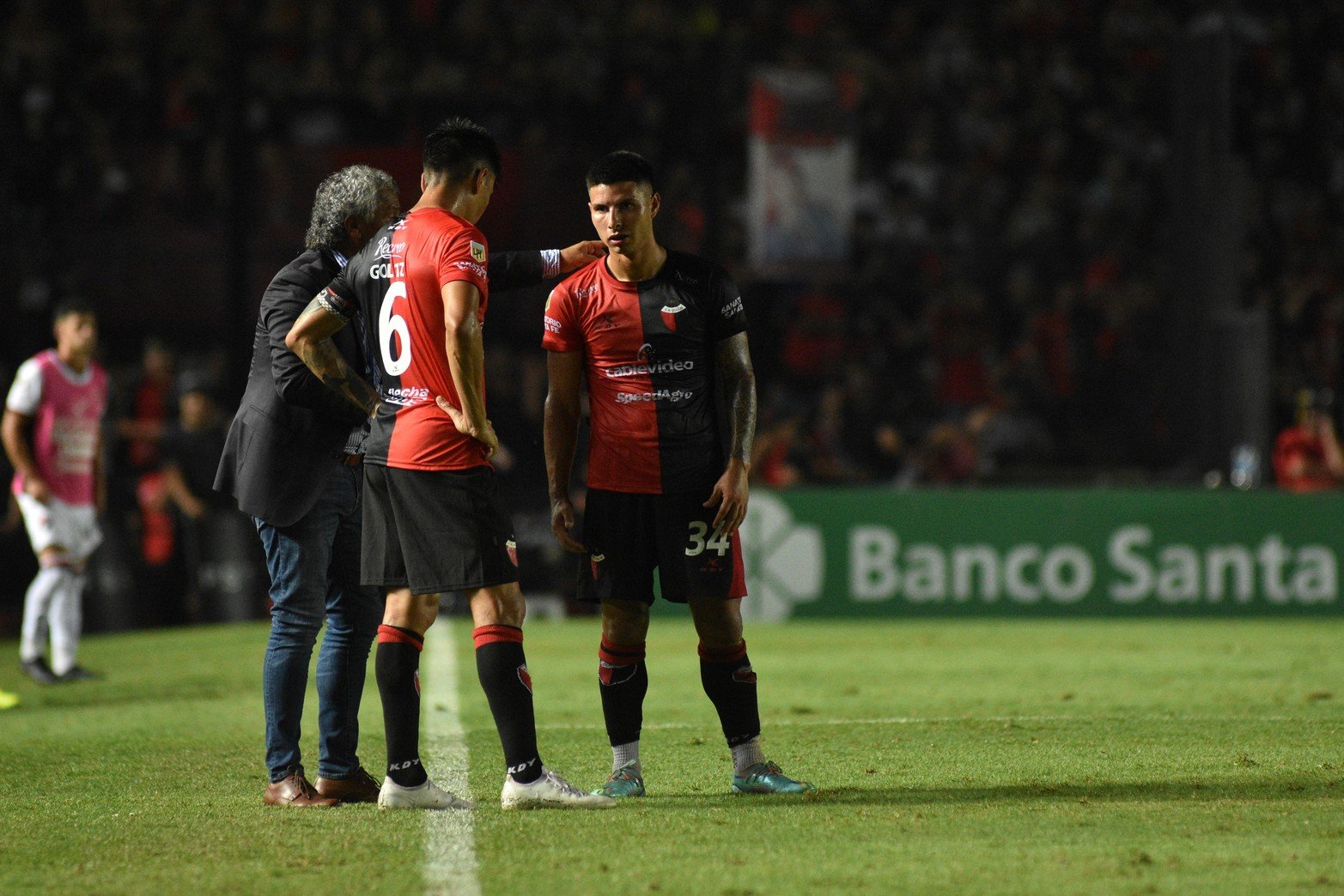 "Pipo" con el mas grande y el mas chico. Paolo Goltz y Stéfano Moreyra. Colón empató con Newell´s 1 a 1 y sigue último en el torneo. Foto Mauricio Garín