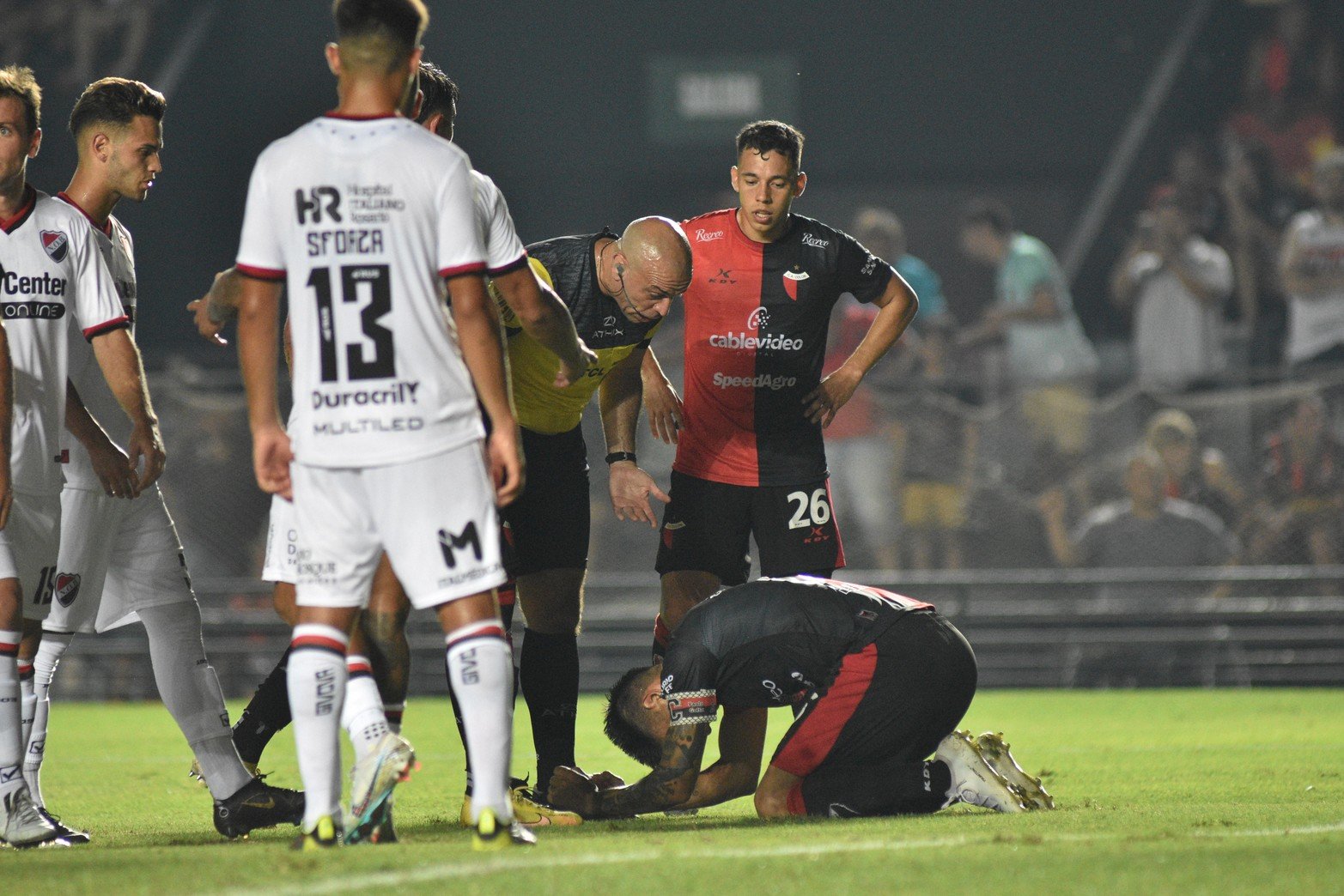 La jugada previa al gol. Paolo Goltz reclama una falta dentro del área que el juez Baliño ni el VAR cobraron. Foto Mauricio Garín