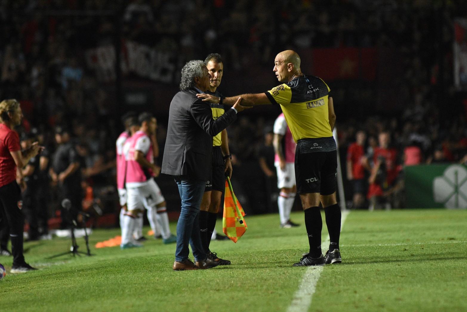 Gorosito y el juez Jorge Baliño. Colón empató con Newell´s 1 a 1 y sigue último en el torneo. Foto Mauricio Garín