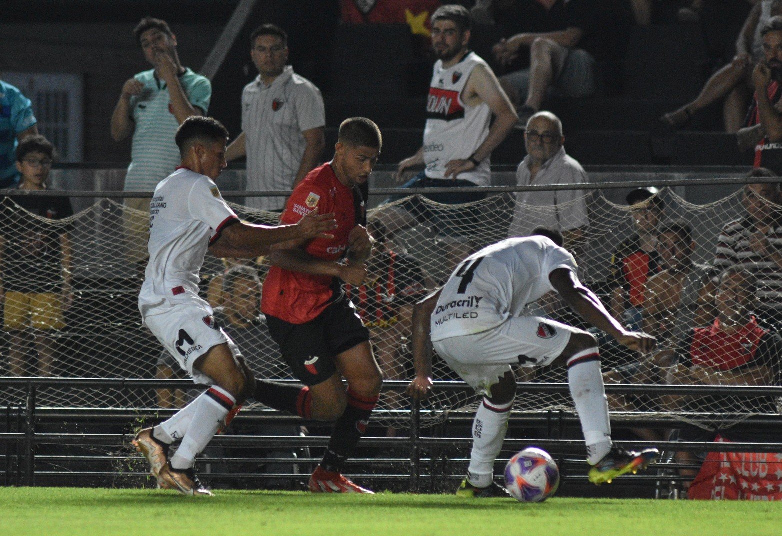 Su mejor partido desde que llegó a Colón. Ibánez por izquierda varias veces pudo sacar diferencias. Foto Mauricio Garín