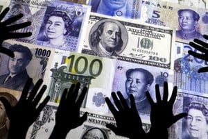 Hands are silhouetted against a backdrop projected with the picture of various currencies of money in this illustration taken April 4, 2016. REUTERS/Kacper Pempel/Illustration      TPX IMAGES OF THE DAY          siluetas de manos sobre imagenes de billetes dolares libras y yuanes dinero billetes