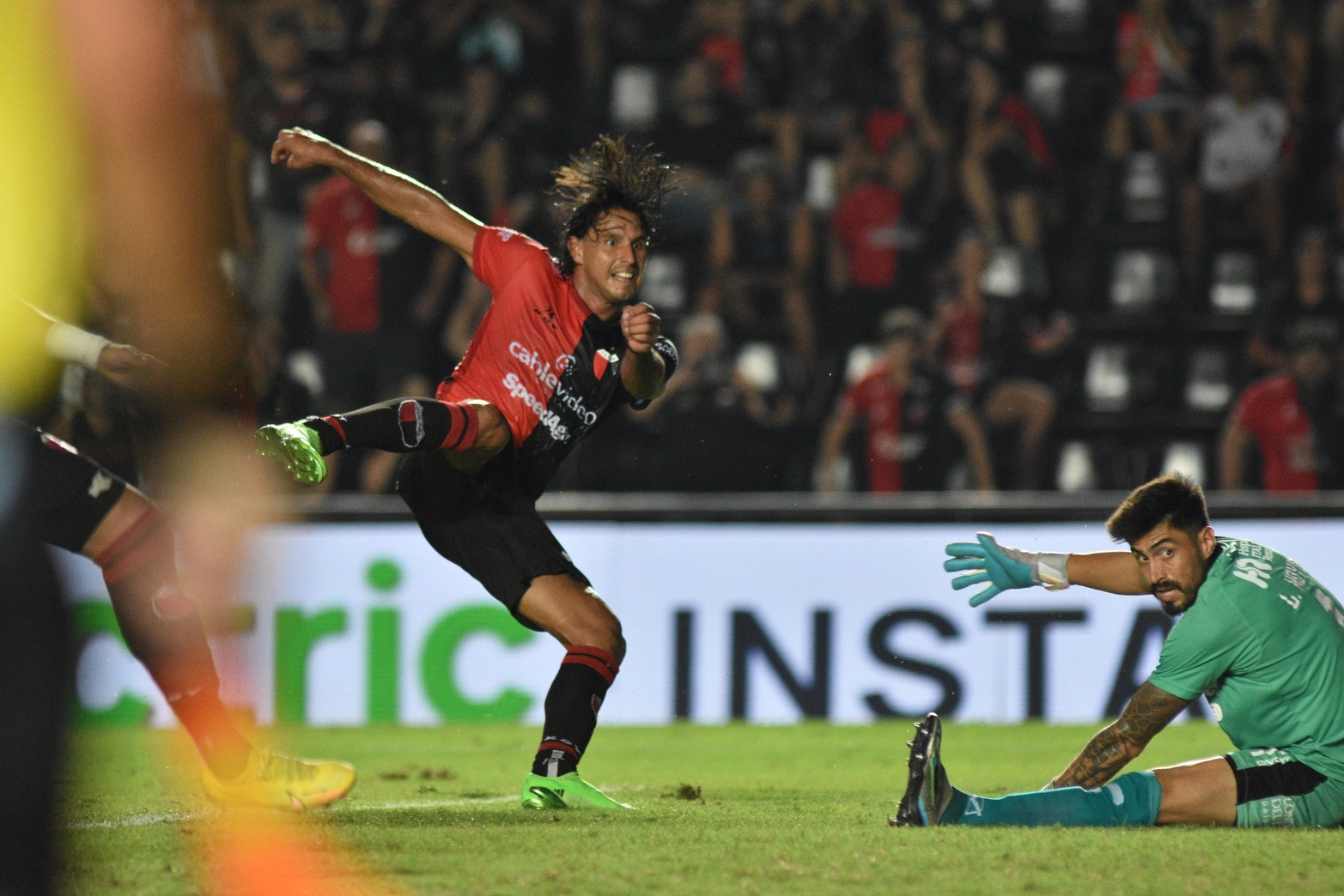 Increíble. Dos veces paró la pelota Benítez y luego disparó afuera. Fue el rebote del penal que dio el arqueo Lucas Hoyos.  Foto Mauricio Garín
