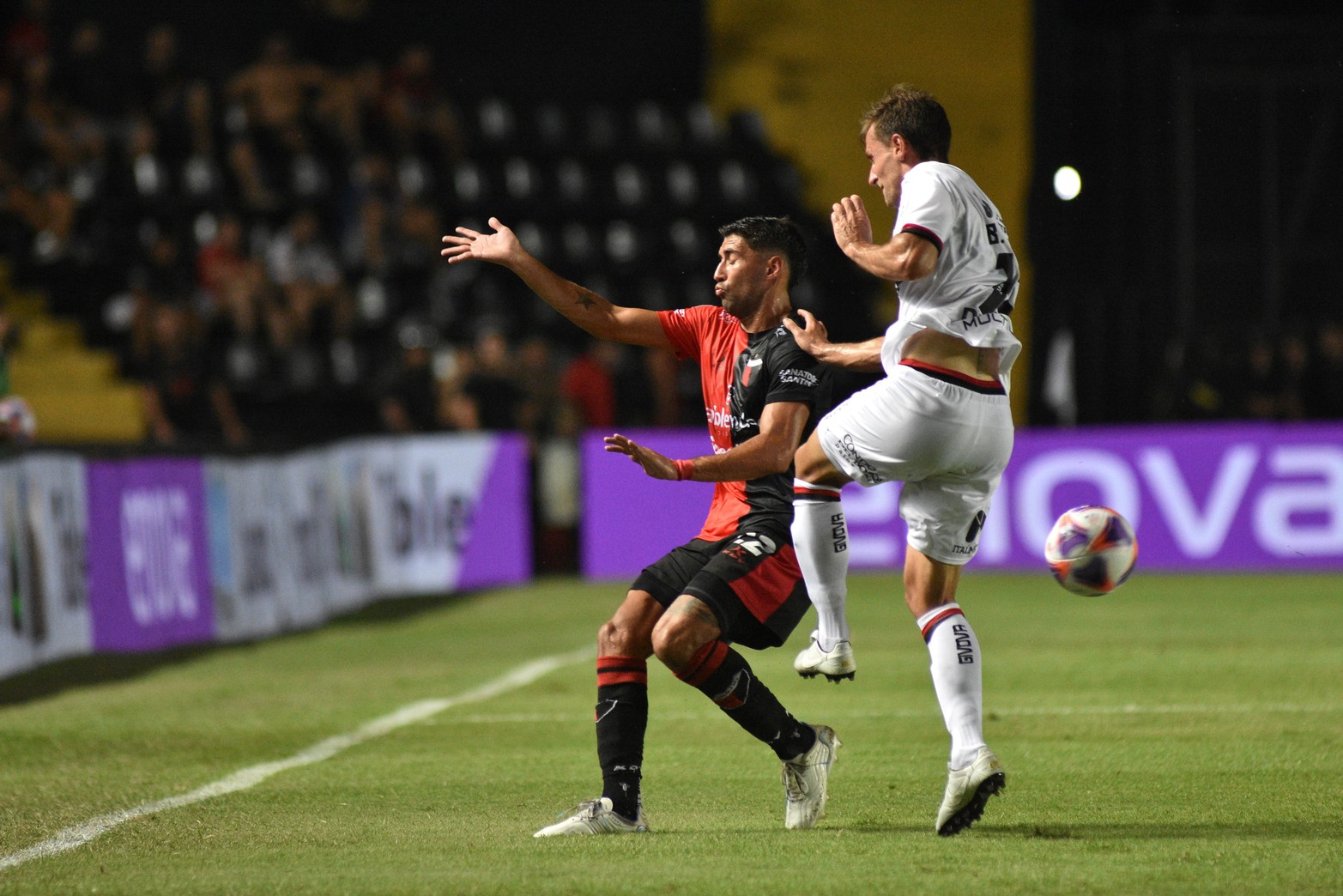 Juan Pablo Álvarez de floja actuación lucha por derecha con Bruno Pittón. Colón empató con Newell´s 1 a 1 y sigue último en el torneo. Foto Mauricio Garín