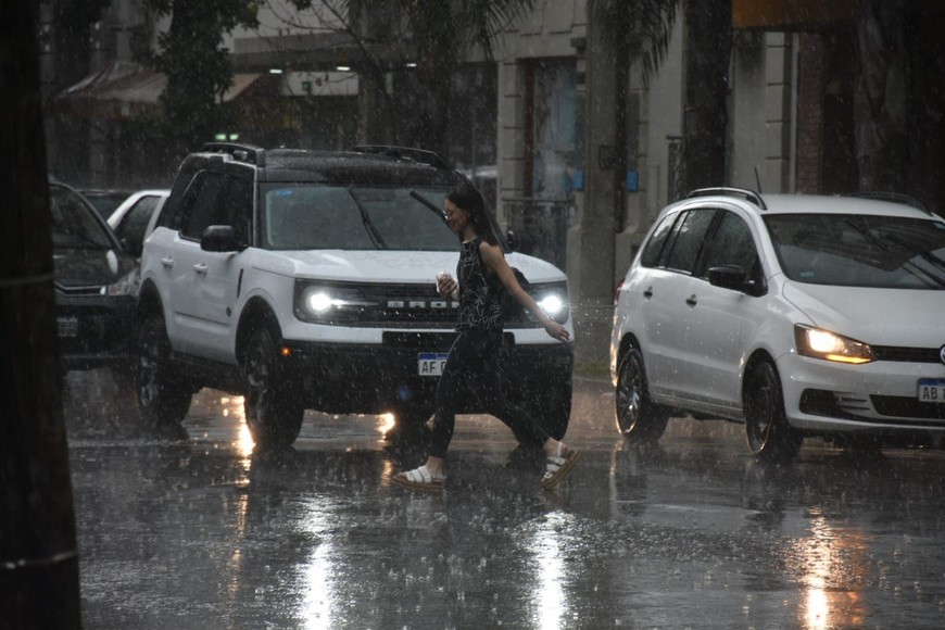 La lluvia sorprendió este mediodía. Foto Guillermo Di Salvatore