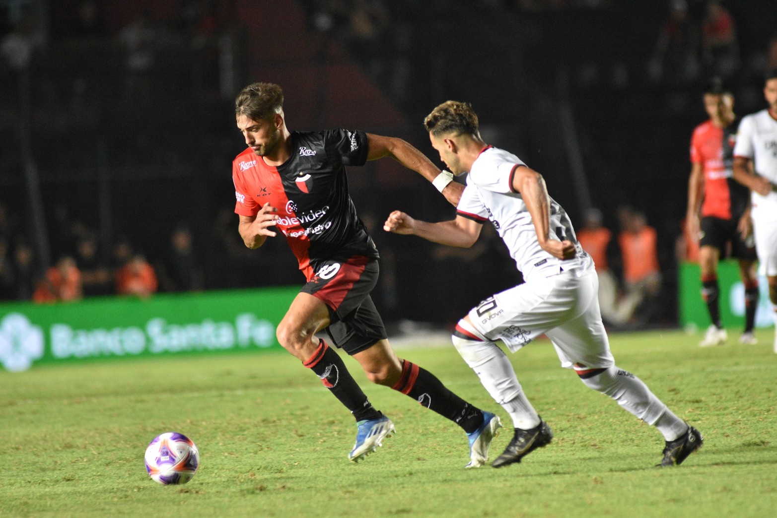Colón empató con Newell´s 1 a 1 y sigue último en el torneo. Foto Mauricio Garín