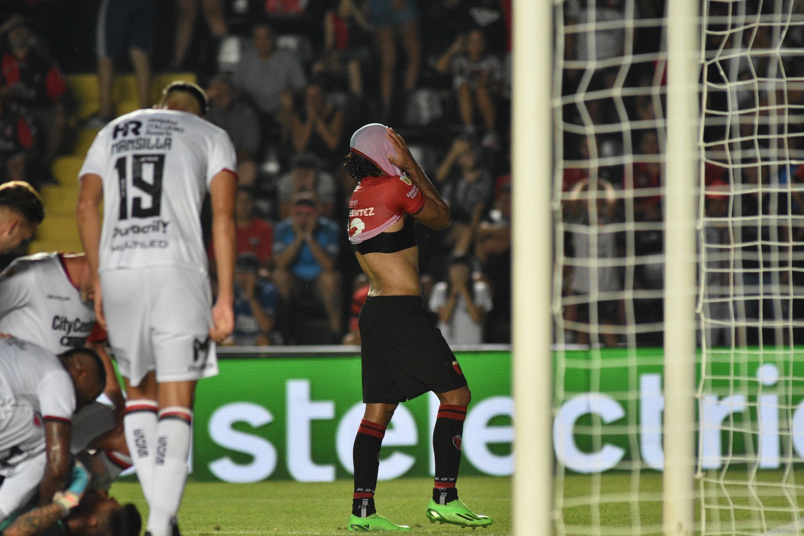 Mas que un "Conejo", un topo. ¡Tragame tierra¡. Benítez se esconde en su camiseta. No lo puedo creer que erró el penal y el claro rebote que le quedó. Colón empató con Newell´s 1 a 1 y sigue último en el torneo.