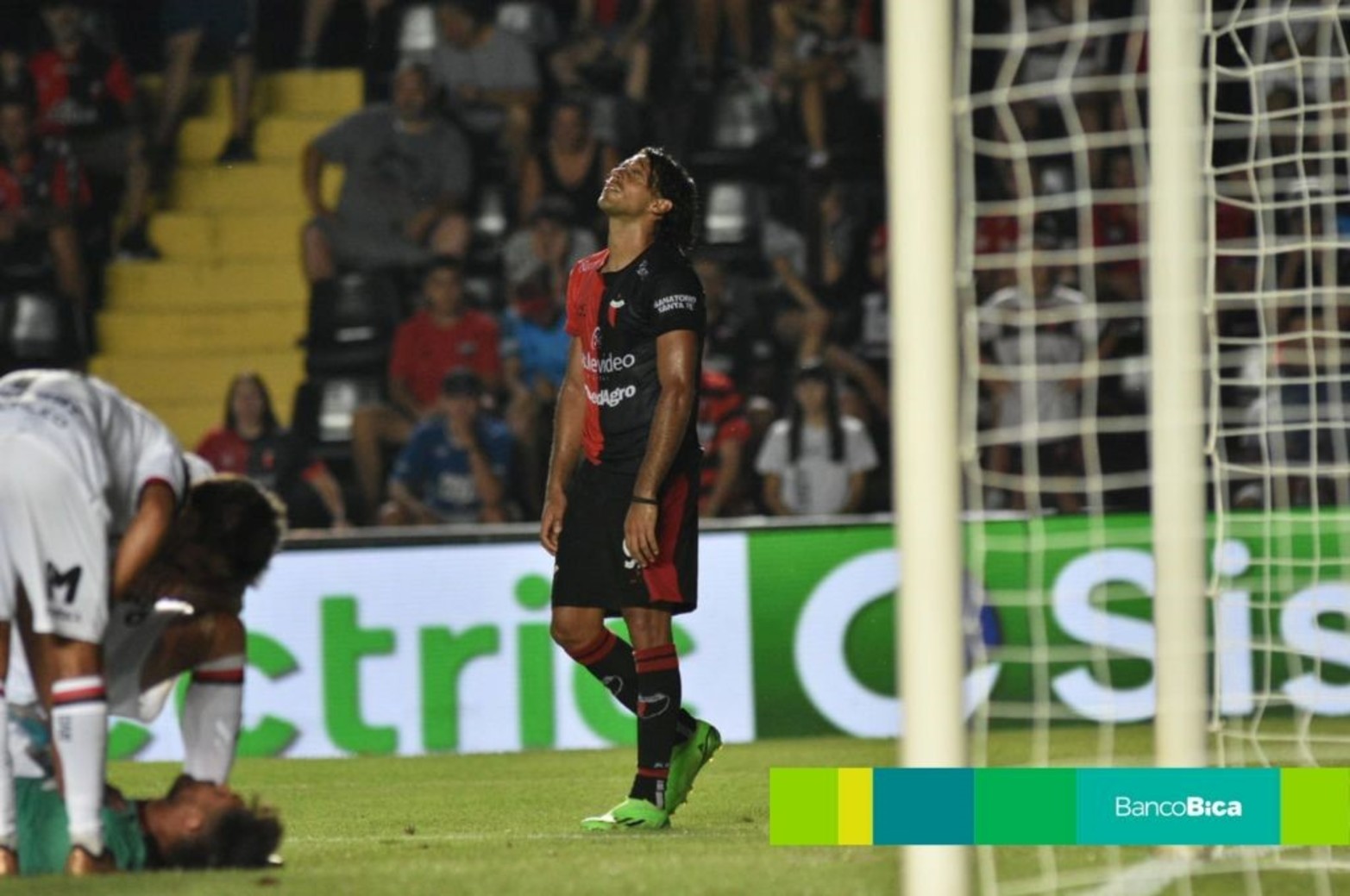 El "Conejo" marró un penal y falló en el rebote. 