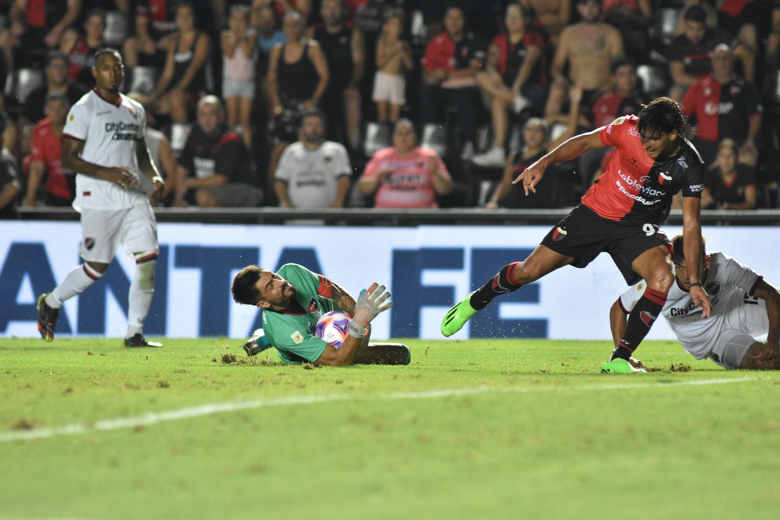 Una de las tantas oportunidades de gol que tuvo Jorge Benítez. Foto Mauricio Garín