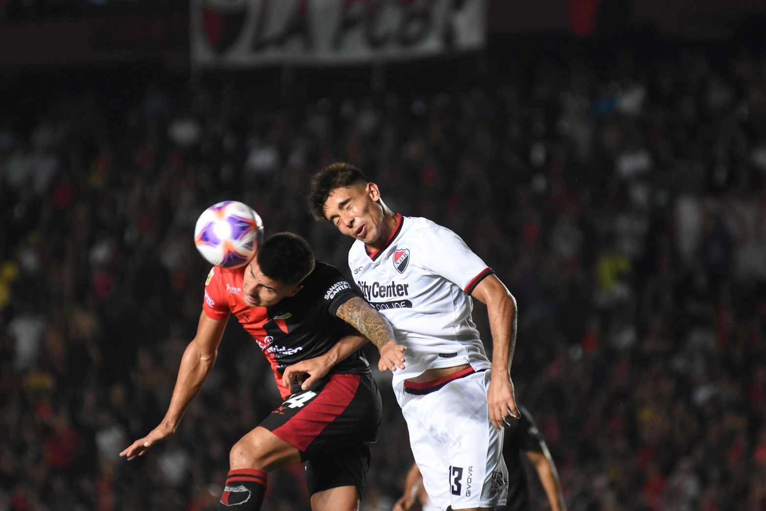 Stéfano Moreyra lucha en el aire ante un rival. Colón empató con Newell´s 1 a 1 y sigue último en el torneo. Foto Mauricio Garín