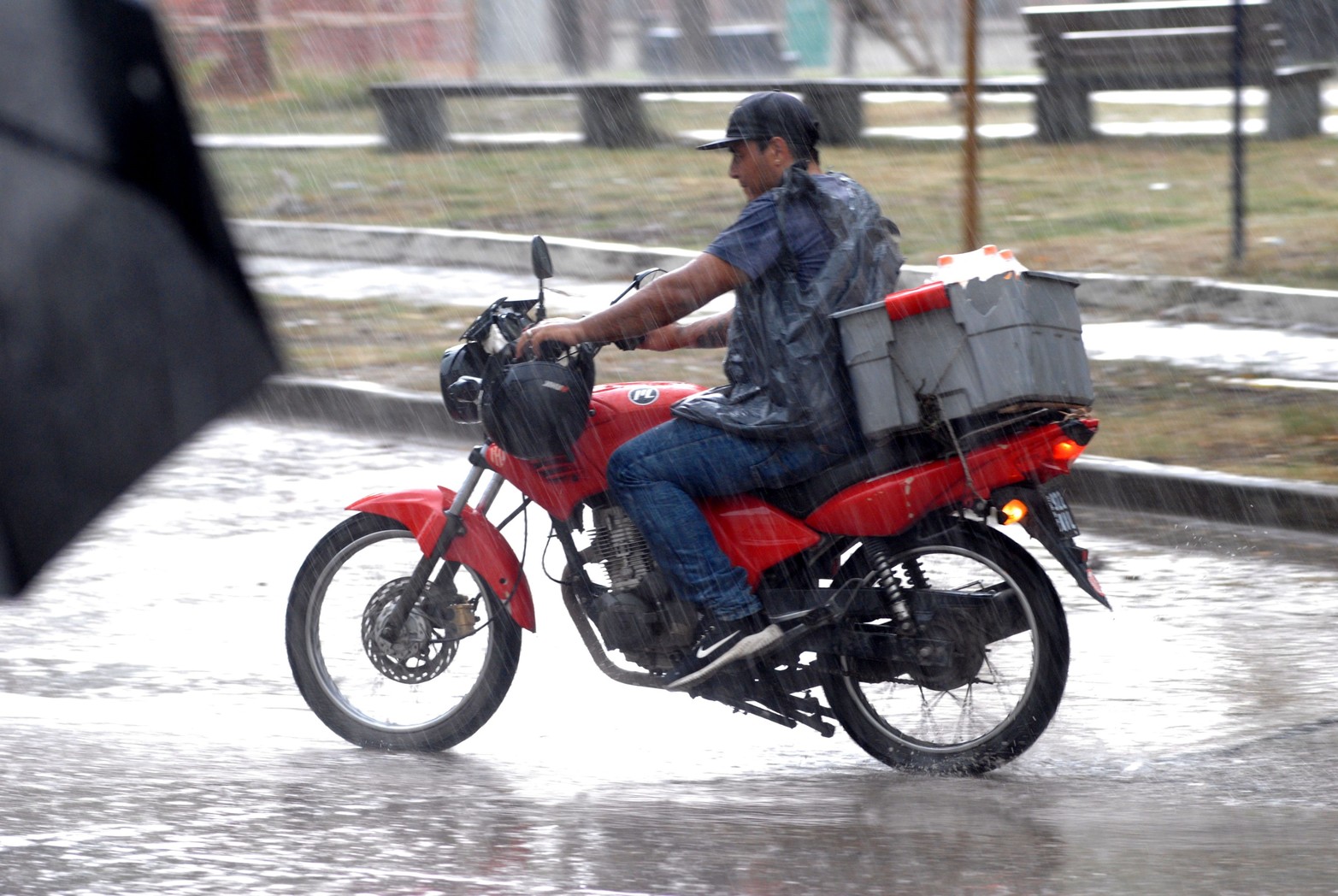 La lluvia sorprendió este mediodía. 