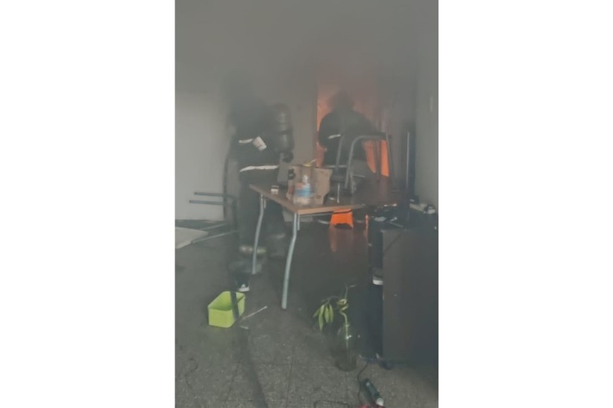 El momento en el que intervenían los bomberos. Crédito: El Litoral