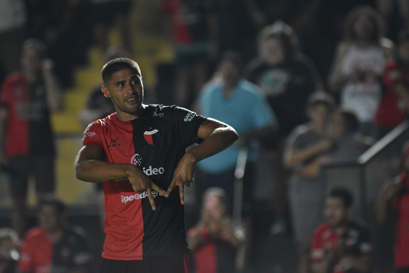 El festejo de Joaquín Ibáñez. Con un fulminante cabezazo marcó el primer gol. Foto Mauricio Garín