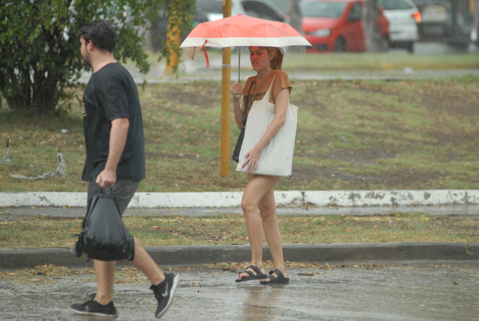 La lluvia sorprendió este mediodía. 