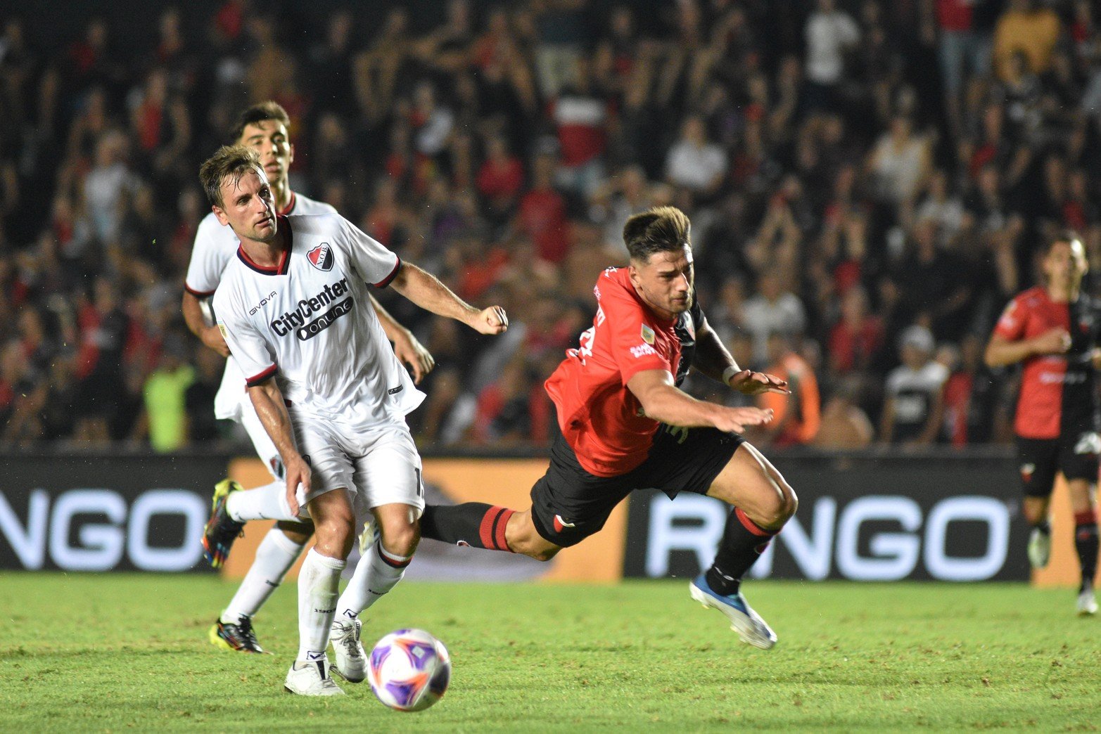Bruno Pittón termina con la carrera de Santiago Pierotti. El chico de Pilar fue uno de lo que mas veloces.  Foto Mauricio Garín