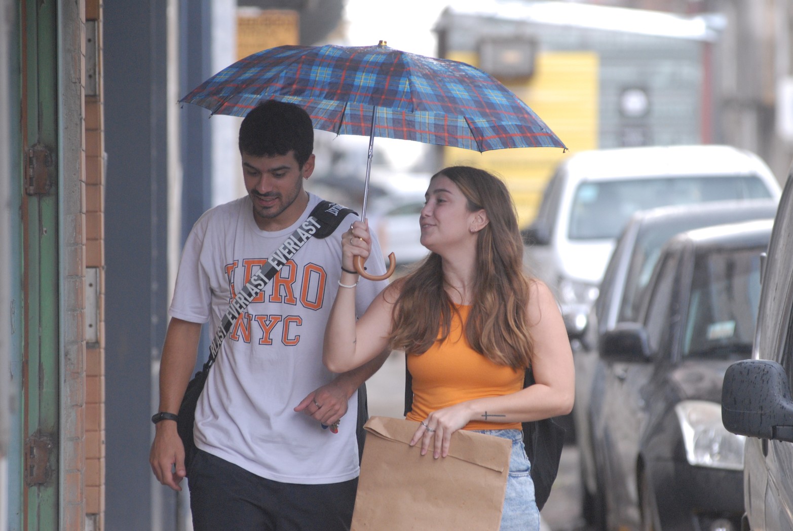 La lluvia sorprendió este mediodía. 