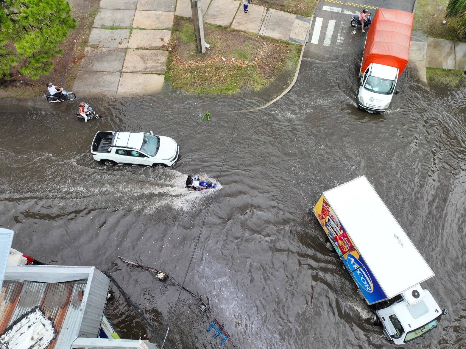 Hubo quienes pasaron igual, pese al agua acumulada. 