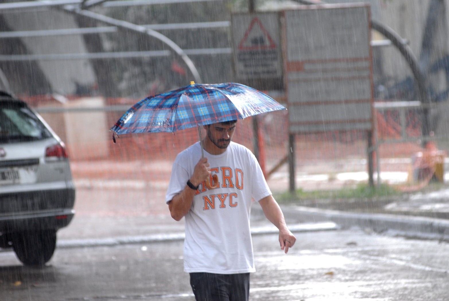 La lluvia sorprendió este mediodía.
