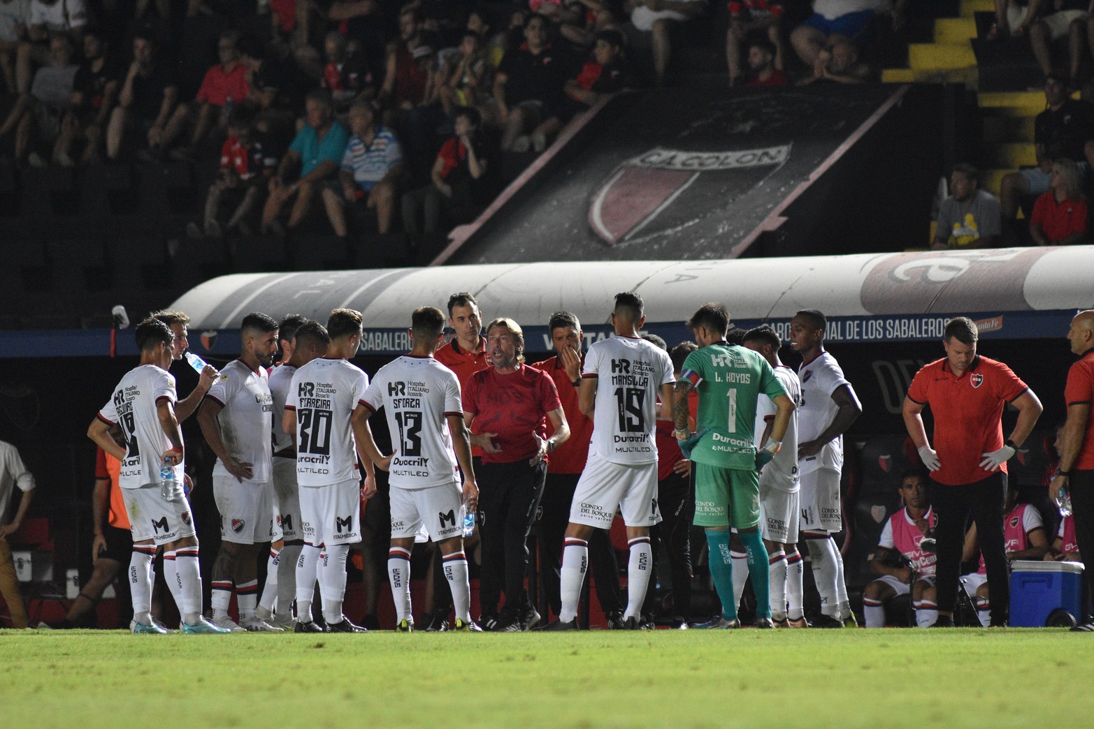 El entrenador Gabriel Heinze ordenando el equipo en un momento que se paró el partido para tomar agua. Foto Mauricio Garín