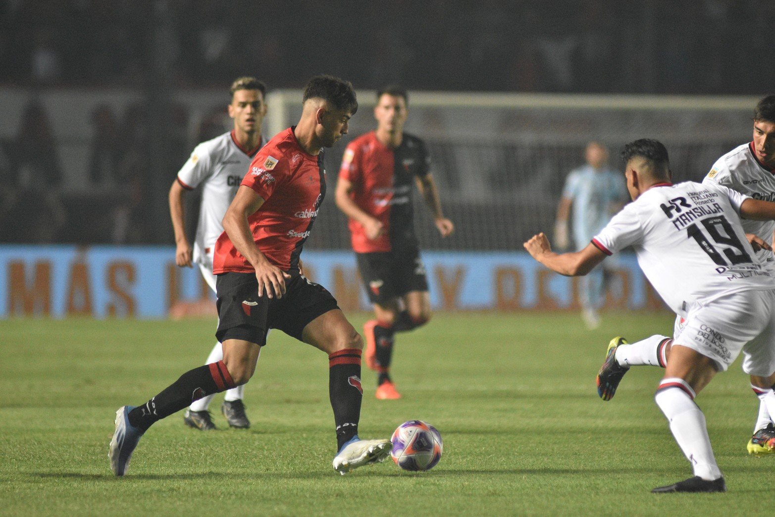 El pibe Moreyra sigue creciendo en el medio campo. Colón empató con Newell´s 1 a 1 y sigue último en el torneo. Foto Mauricio Garín