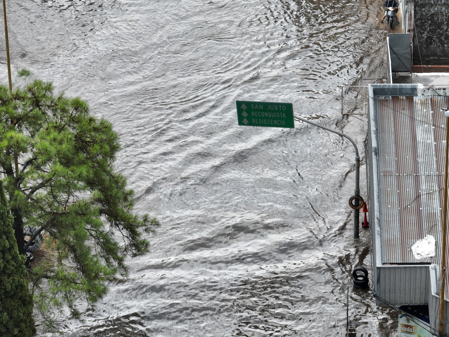 El chaparrón provocó inconvenientes en el sur de la ciudad.