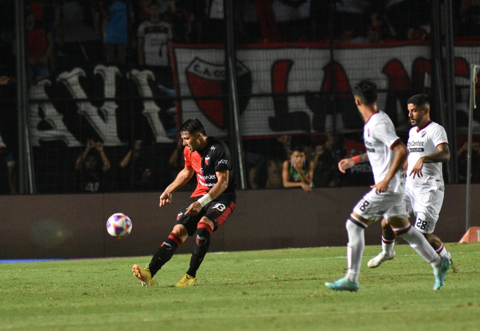 El defensor Facundo Garcés despeja desde el fondo. Foto Mauricio Garín