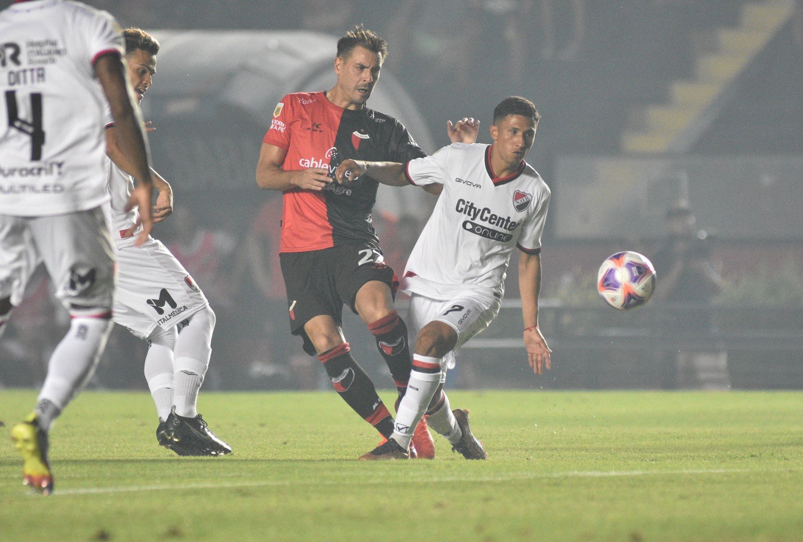 Julián Chicco ingresó en el alicaído mediocampo de Colón. Colón empató con Newell´s 1 a 1 y sigue último en el torneo. Foto Mauricio Garín
