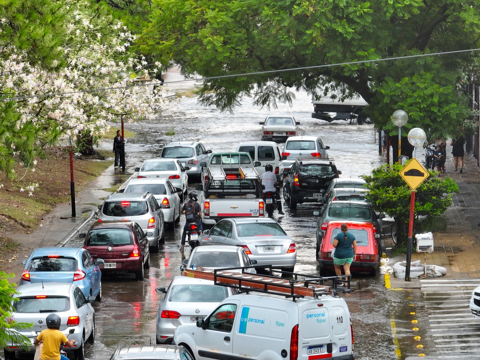 Tránsito lento por agua en la calzada en el sur de la capital santafesina. 