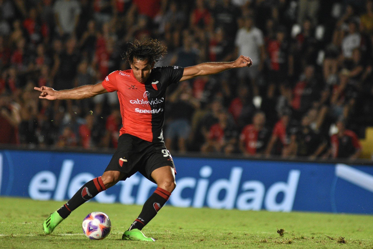 El penal. Jorge Benítez saca el disparo que atajará con su cuerpo Hoyos. Colón empató con Newell´s 1 a 1 y sigue último en el torneo. Foto Mauricio Garín