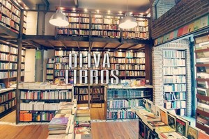 Vidriera librería rosarina distinguida Oliva Libros