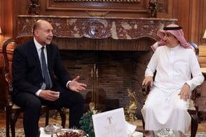 Omar Perotti y Hussein Mohammad Abdulfatah Alassiri, en Capital Federal.