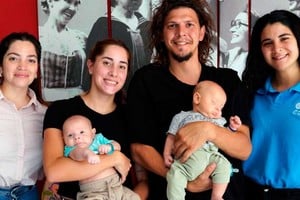 Los padres, los gemelos y las trabajadores del Renaper que lograron el cometido.
