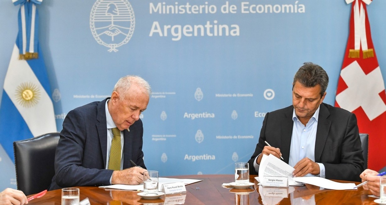 El ministro de Economía, Sergio Massa, firmó el acuerdo junto al embajador de Suiza, Hans Ruedi Bortis. 