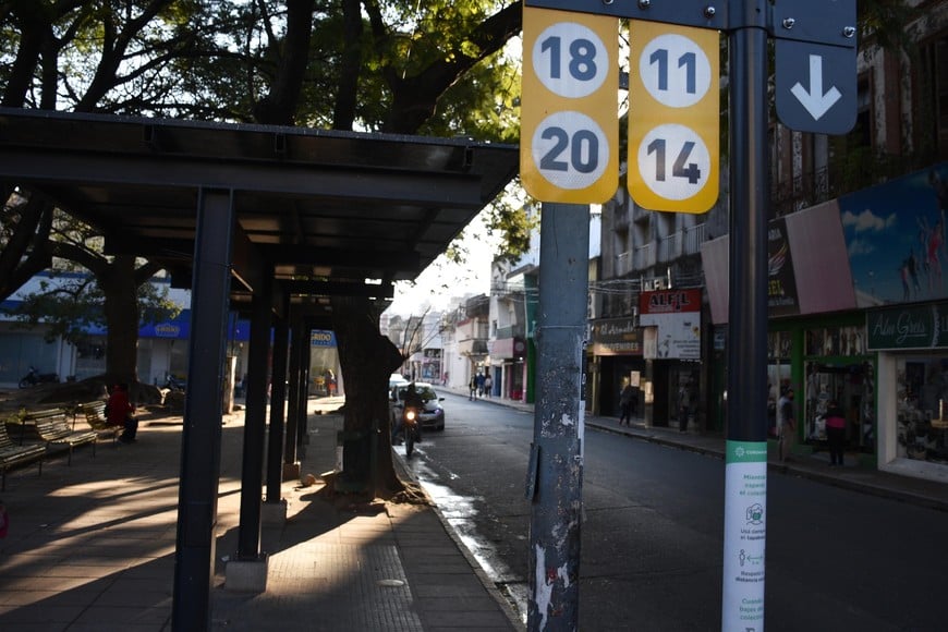 Viernes con paradas de colectivo vacías. Crédito: Archivo El Litoral