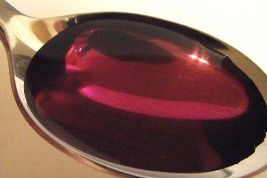 Se trata de una droga prescrita presente en jarabes para la tos