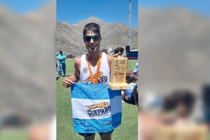 Agustín Pecantet, en el momento de máxima emoción. En Córdoba logró vencer la difícil propuesta de la montaña. Hoy, disfruta a pleno el trofeo y lo comparte con quienes están en el día a día.