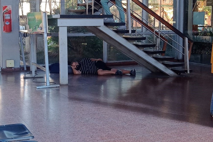 Las esperas fueron de muchas horas. Las personas intentaron descansar de cualquier forma. Crédito: El Litoral.