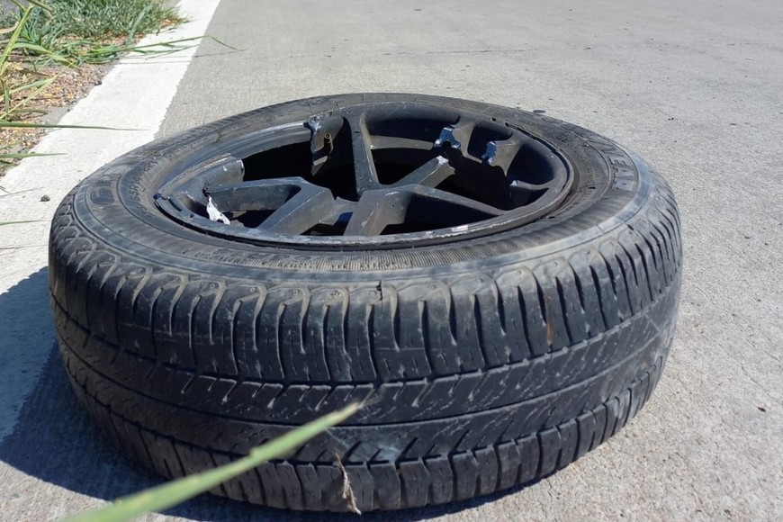 El neumático desprendido, donde aparentemente impactó la camioneta. Crédito: Mauricio Garín