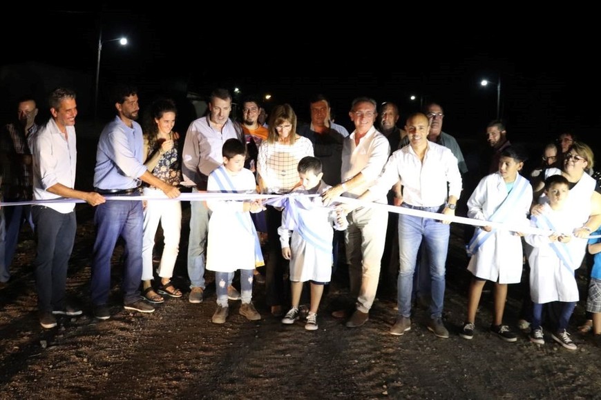 Costamagna junto a su equipo de trabajo, encabezó la inauguración de una obra histórica.