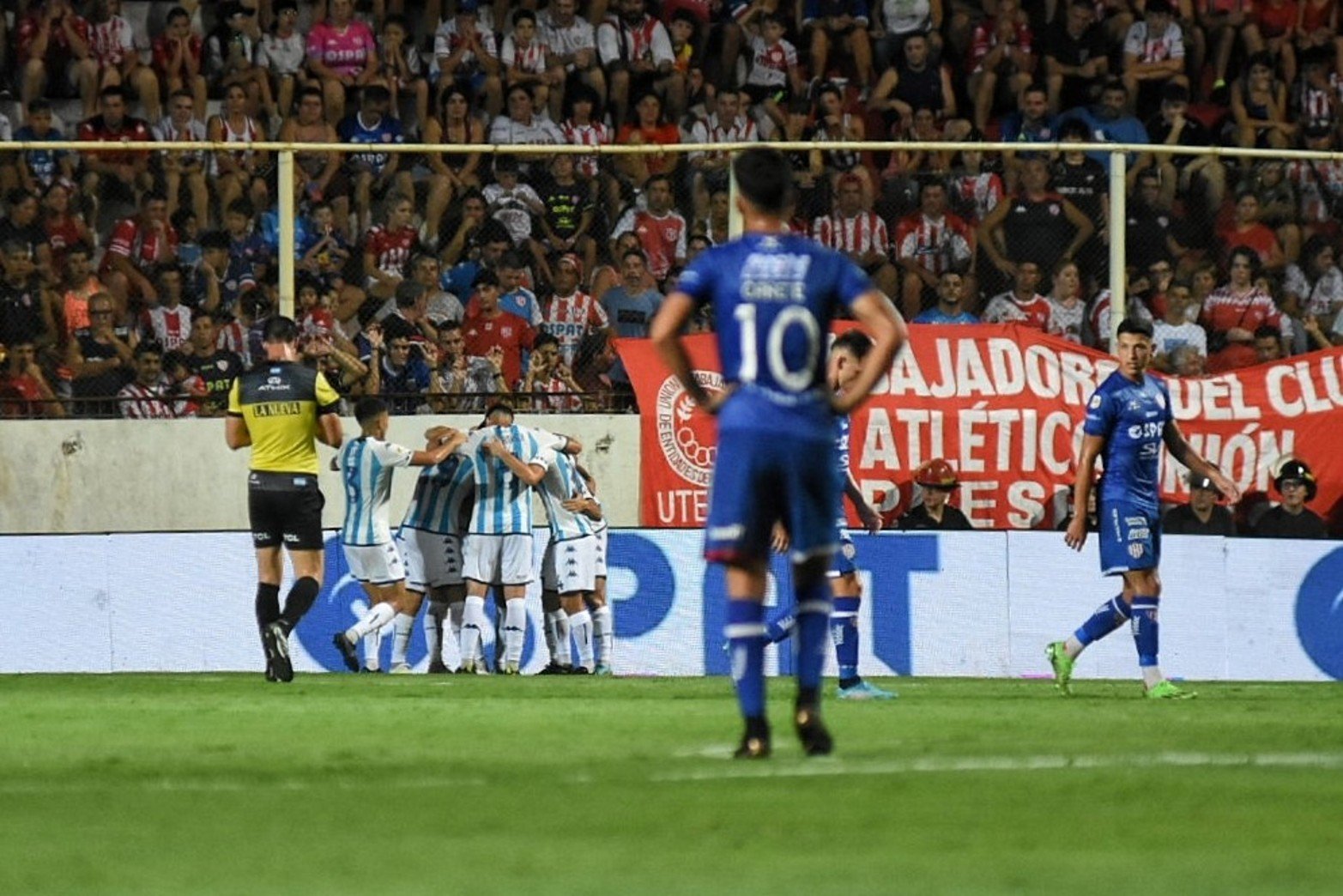 El festejo de los jugadores de Racing tras el gol de Romero tras un centro de Hauche. Foto Pablo Aguirre 